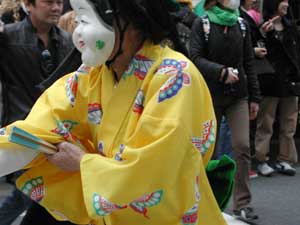 Japanese traditionally dressed up dancers 2/x{l2